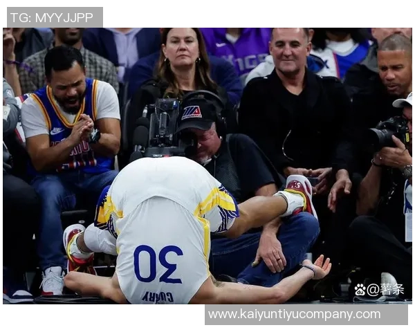 库里穿上科比6惊艳全场美球迷惊呼耐克哨库里再现70分神迹 库里穿上科比6惊艳全场美球迷惊呼耐克哨库里再现70分神迹